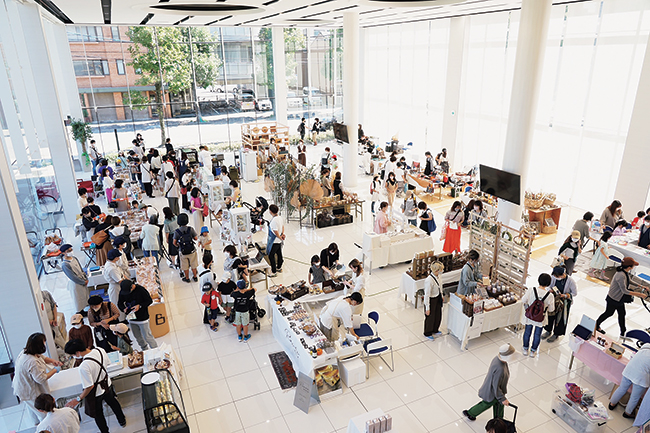 広島で活動する人や店のグルメと物販が集まる