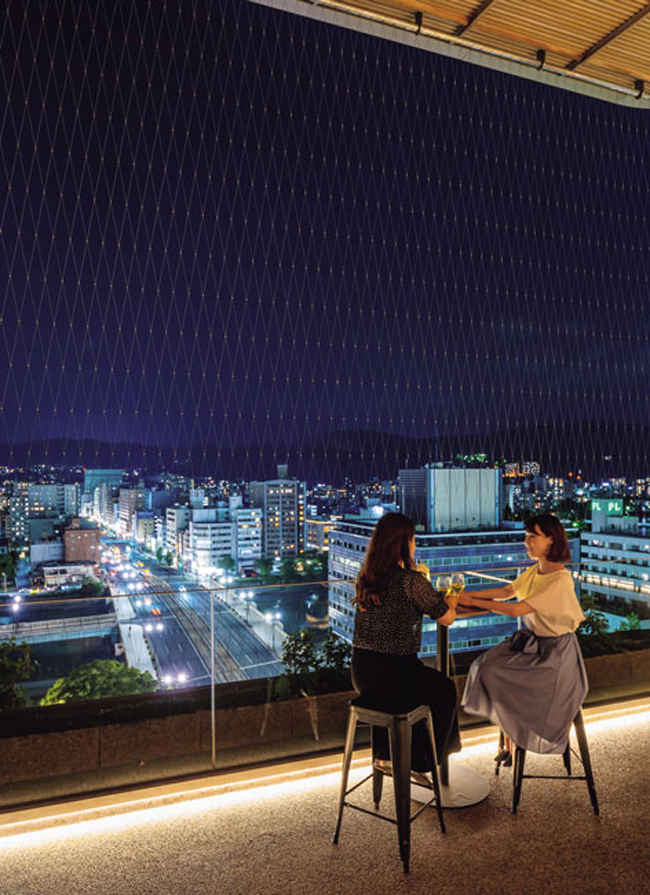 カクテル片手に屋上から広島の夜景を眺めて