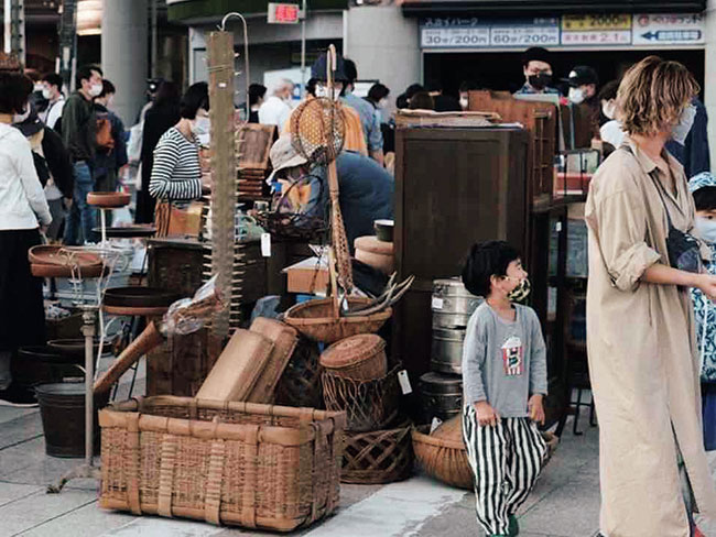 古道具や植物を扱う店が集まる蚤の市・朝市