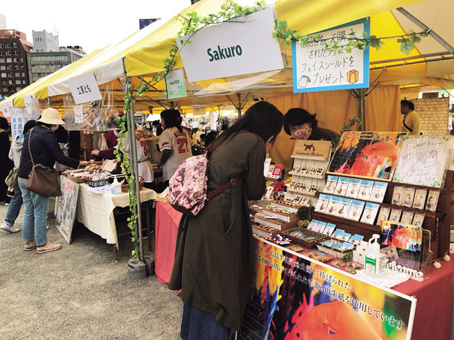 野外広場にてマルシェやヨガを楽しもう