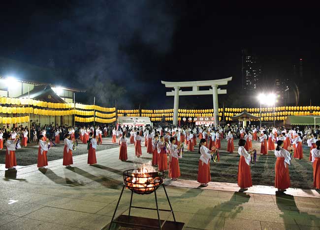 2000灯の提灯で照らされた神社境内の祭りへ