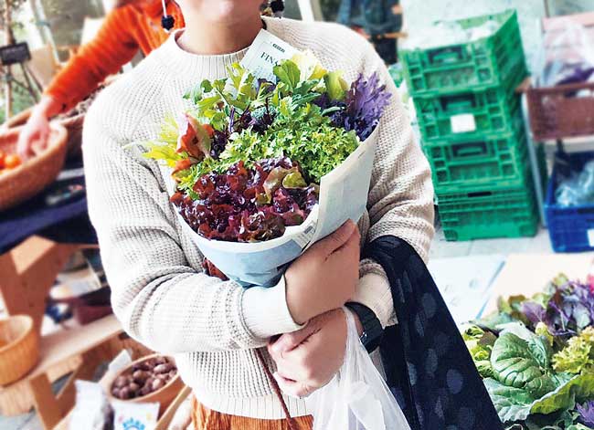 こだわり食材が並ぶ市場でショッピング