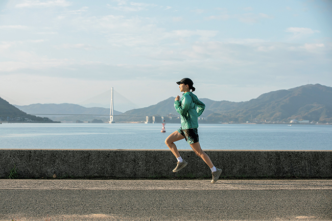 レモン畑や海岸沿いを走るランナーを応援