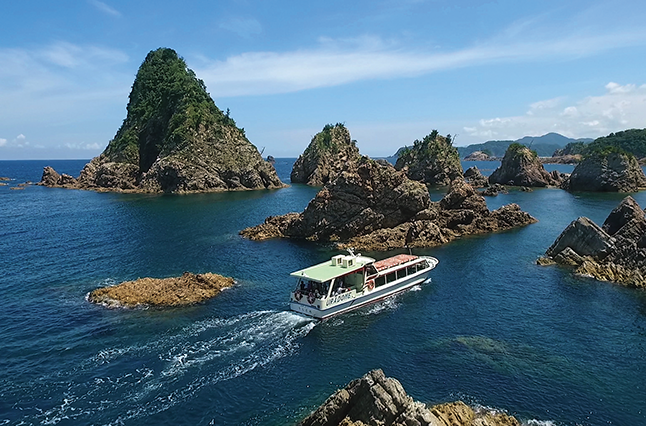 日本海の荒波が生み出した天然の?地形博物館?を遊覧《岩美／春たび案内》