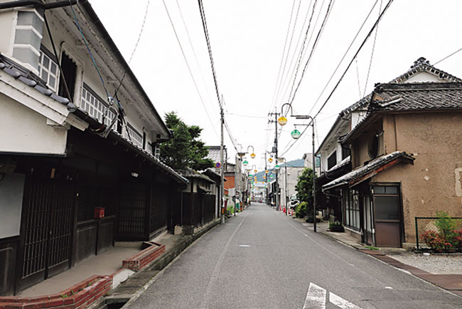 秋空の下で歴史を感じながら商店街散策