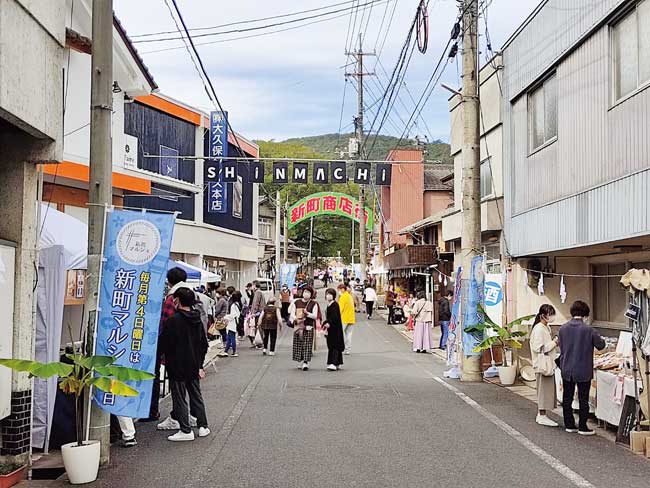 雑貨やフードの出店が夜の商店街をにぎわす