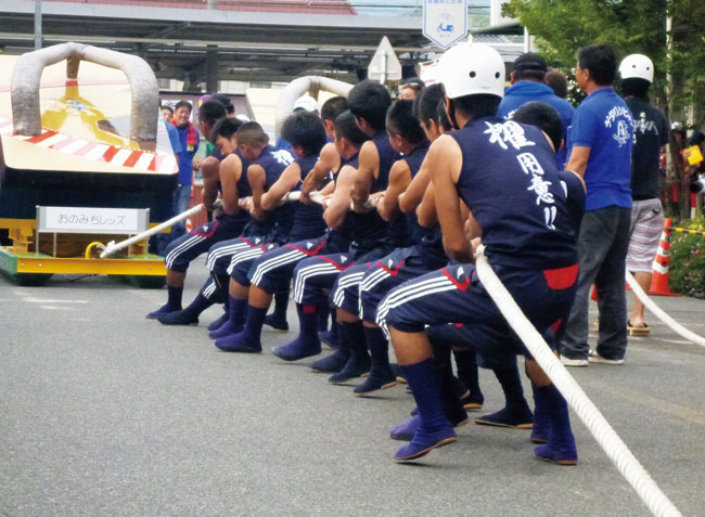 「巨大ゲタ」を引く姿に圧倒される