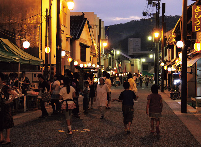 パレードに夜店と白壁の町の夏祭りを満喫