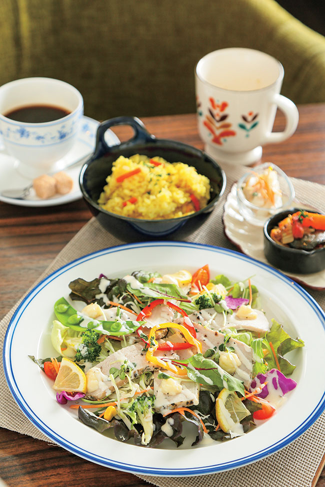 瀬戸内海を一望する高台のカフェでまったり