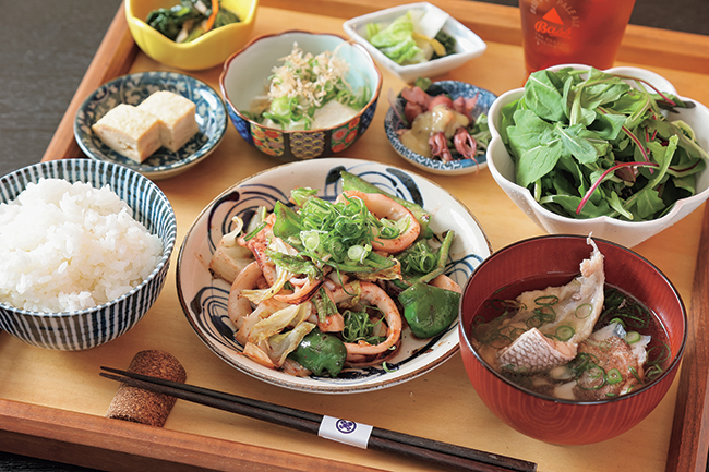 土鍋炊きのふっくらご飯と 目移り必至の彩りおかず