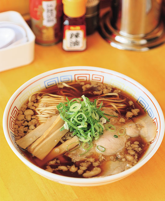 個別カウンター席で 懐かし系ラーメンを味わう