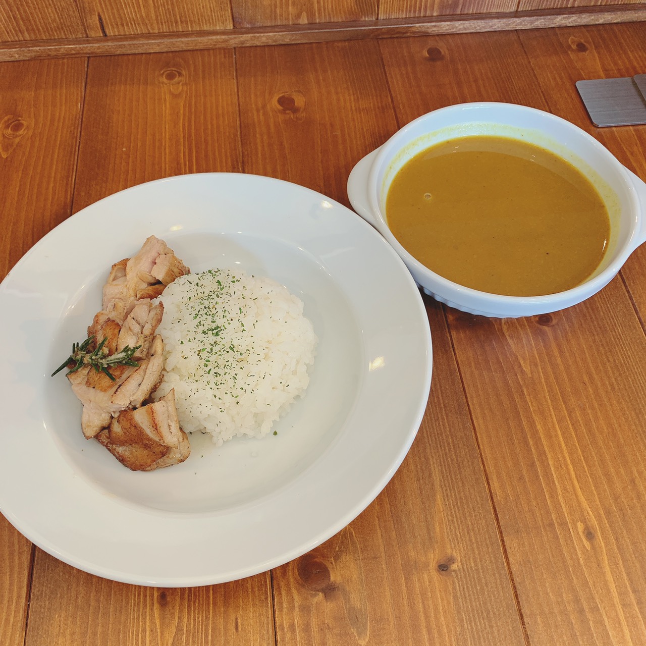 カスタマイズできるカレー専門店がオープン！