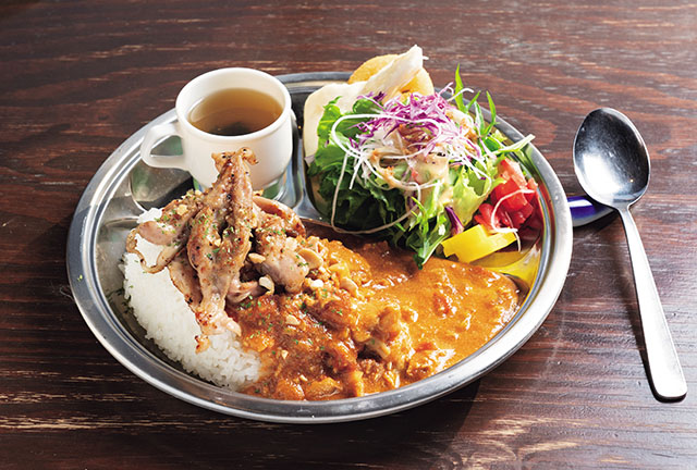 隠れ家的な空間で食す炭焼きバターカレー