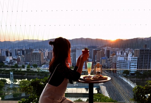 美しい広島の夜景を眺めながら優雅なひとときを