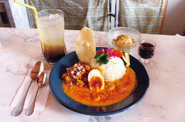 大胆にスパイスを使ったユニークなカレーランチを