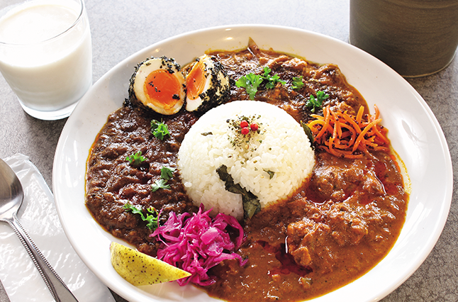 こだわりのスパイスが香る オリジナルカレーを堪能