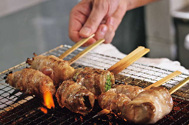 こんがり焼いた肉巻き串を 世界のワインと一緒に堪能