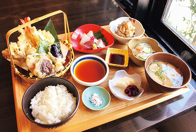 天ぷらも刺身も小鉢も！欲張りに味わえる昼定食