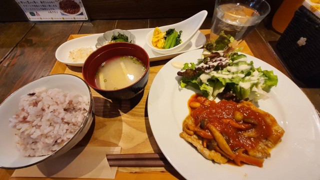 尾道のカフェで肉料理が盛られたランチを