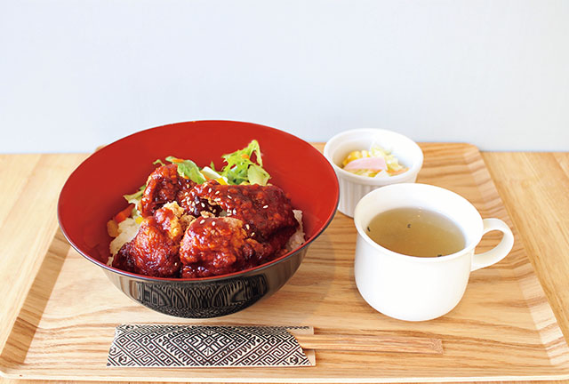 甘辛ソースのチキン丼をたらふく食べて元気に！