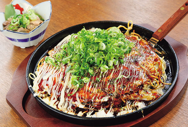 背脂のうま味を閉じ込めた パリふわ食感のお好み焼き