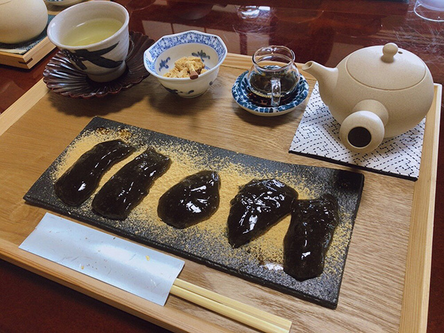 庭園を眺めながらいただく絶品わらび餅