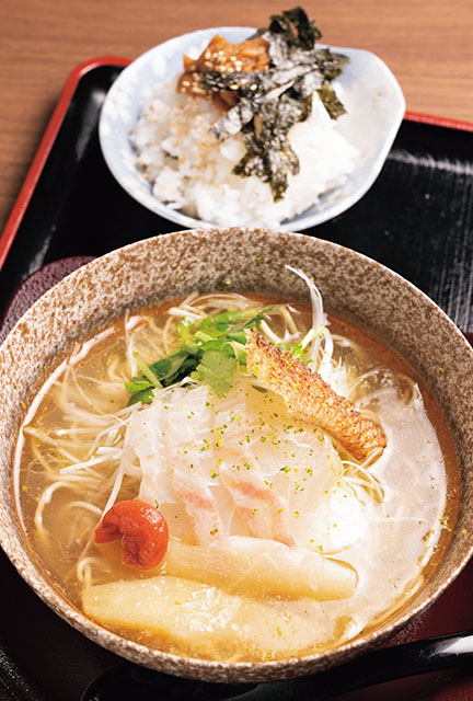 ラーメン店とコラボした鮨屋で食す鯛ラーメン！