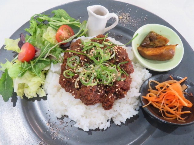 味変が楽しめるドライカレーでランチ女子会♪