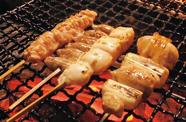 飾らない雰囲気の居酒屋で焼き鳥と魚介を堪能