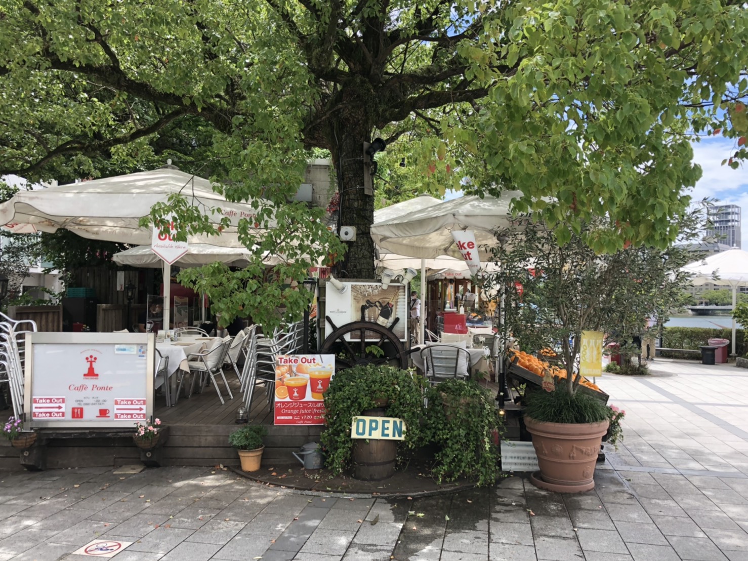 川沿いカフェで絶品ピッツァをテイクアウト