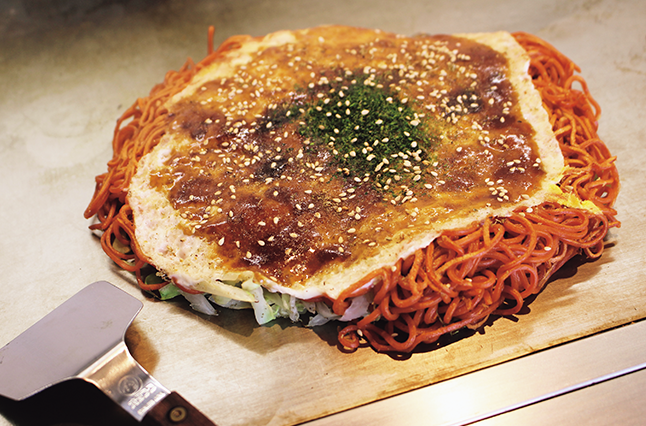 味の決め手は生麺！ 夫婦で営むお好み焼き店