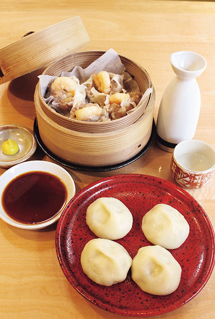 あふれる肉汁が自慢の水餃子と海老シューマイを