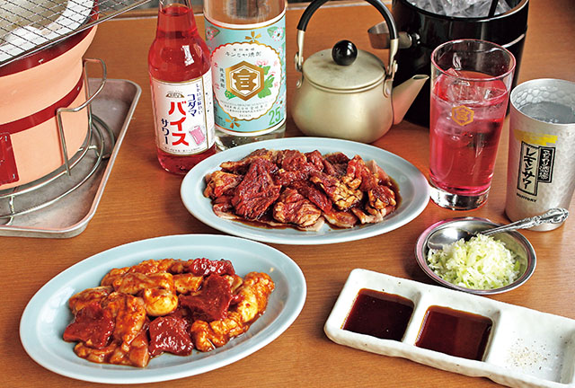 炭火焼きのホルモンとオリジナル酎ハイで乾杯