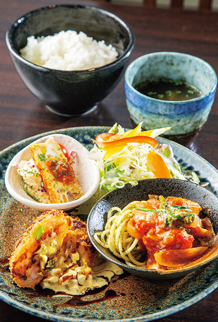 2つのメインが味わえる大満足のプレートランチ